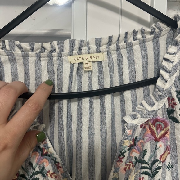 Women's Floral Embroidered Blouse - Picture 4 of 6